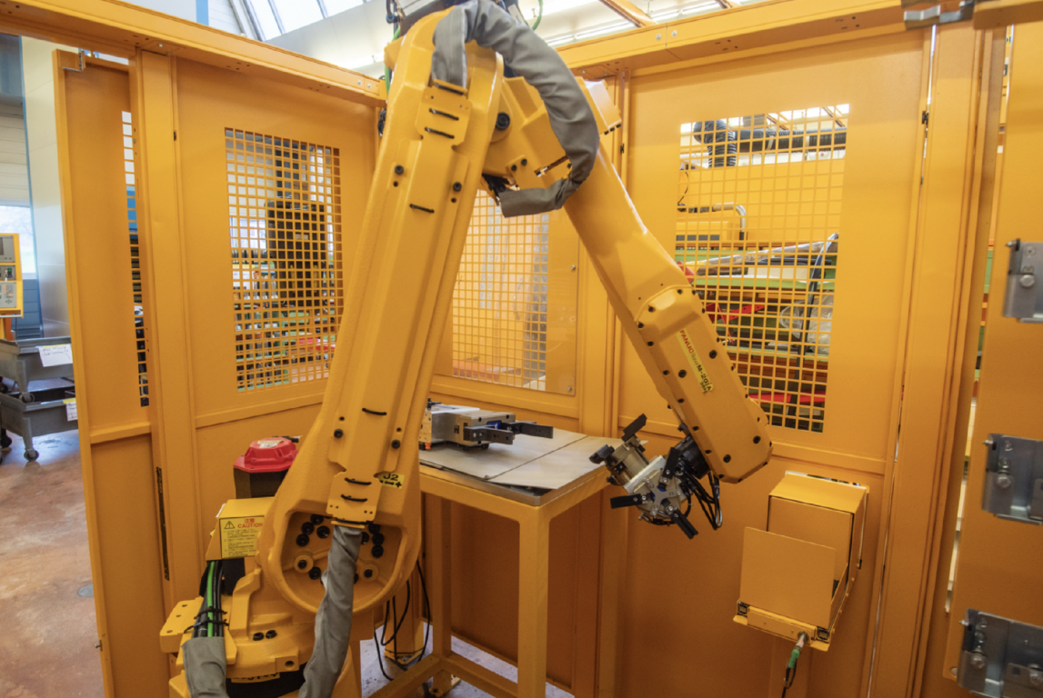 Overview picture of Fanuc loading system with robot
